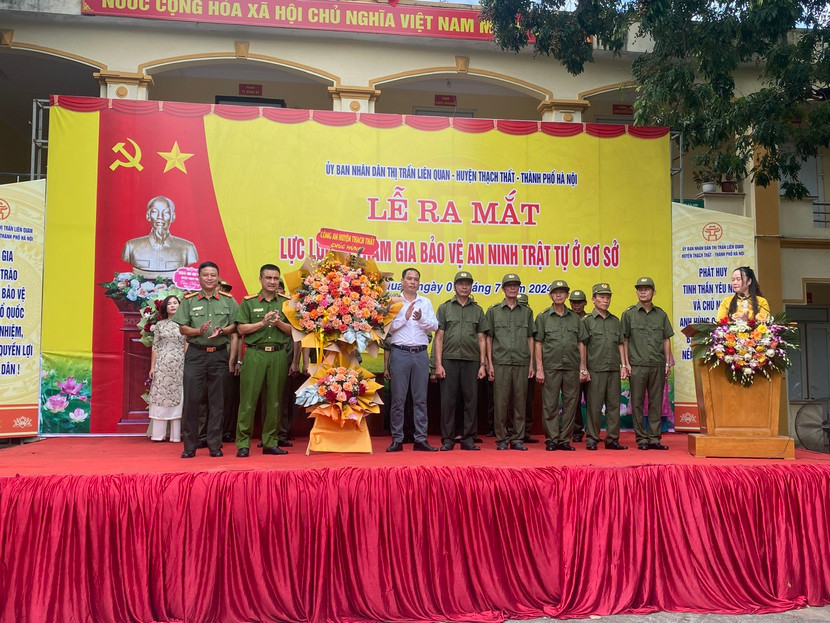 Công an huyện Thạch Thất tặng hoa chúc mừng các tổ bảo vệ ANTT ở cơ sở