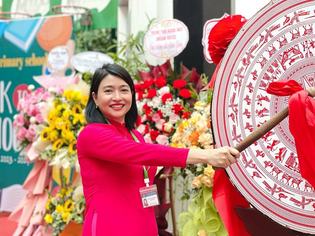 Cô giáo Nguyễn Thị Bình Minh, Hiệu trưởng trường Tiểu học Thăng Long đánh trống khai giảng năm học mới