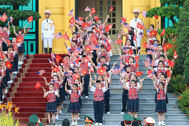 Học sinh trường Tiểu học Thăng Long vinh dự đi đón các nguyên thủ quốc gia của các nước trên thế giới