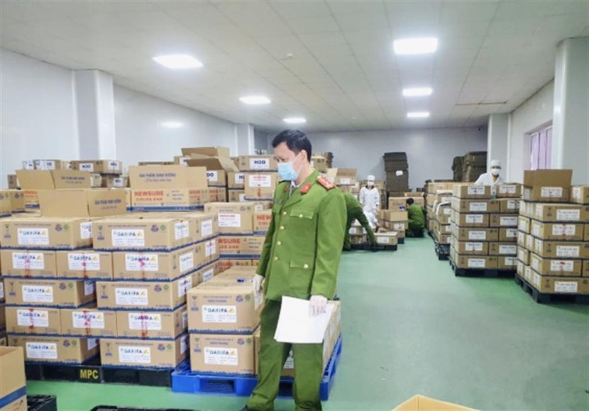 Cơ quan điều tra thu giữ hàng ngàn hộp sữa giả.