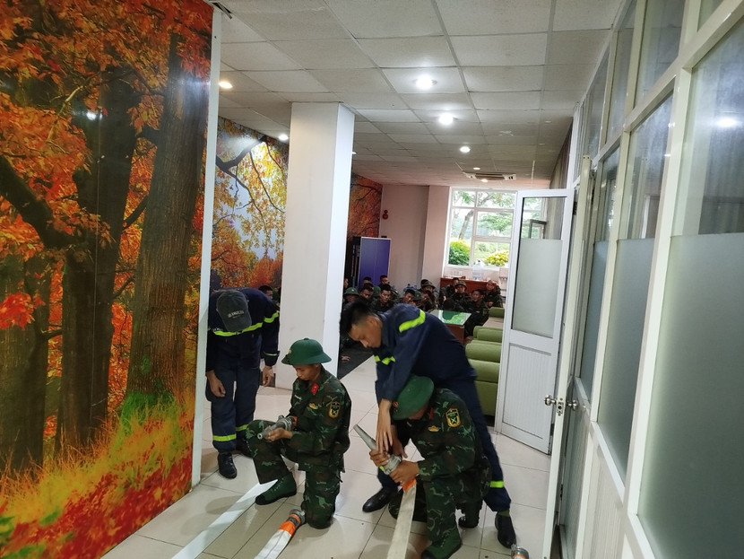 Hướng dẫn các học viên sử dụng các thiết bị phòng cháy, chữa cháy