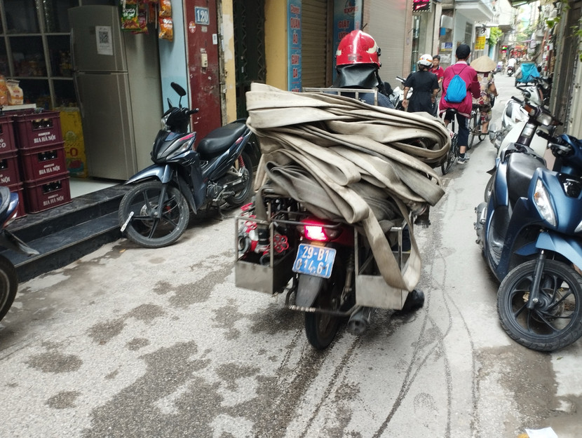 Cảnh sát PCCC tiếp cận hiện trường là vụ cháy trong ngõ sâu