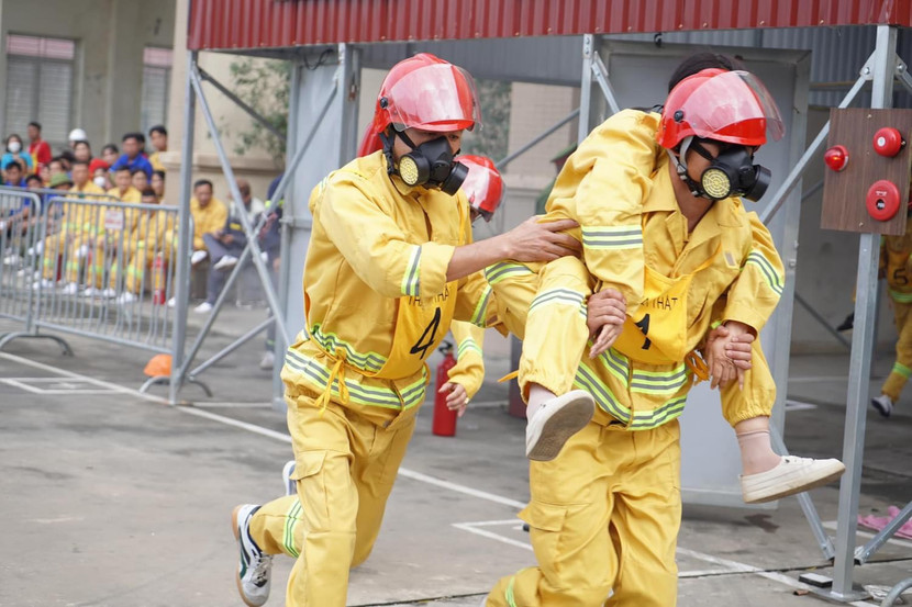 Cứu người bị nạn đưa ra khỏi khu vực nguy hiểm Cứu người bị nạn đưa ra khỏi khu vực nguy hiểm