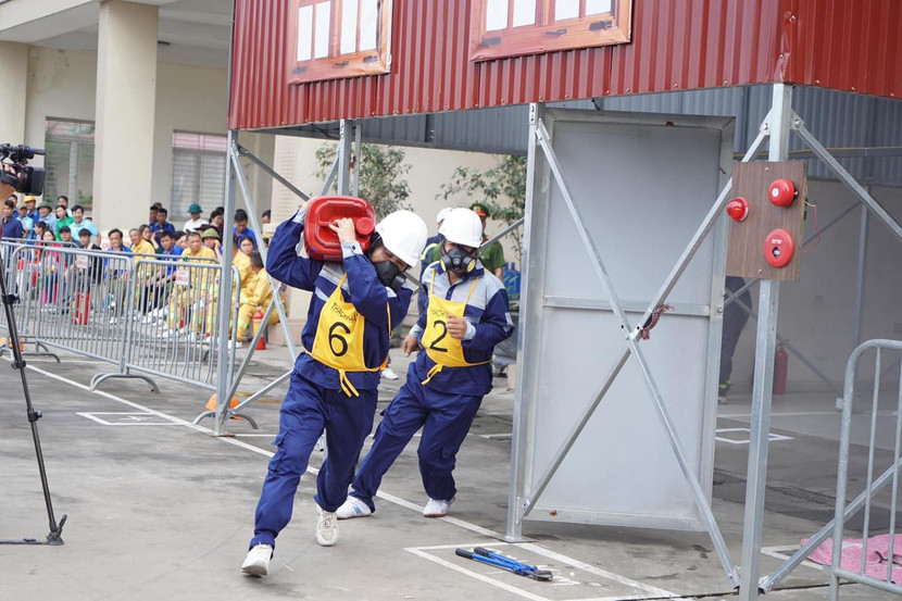 Khẩn trương di dời tài sản khỏi hiện trường vụ cháy Khẩn trương di dời tài sản khỏi hiện trường vụ cháy