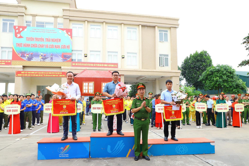 Ban tổ chức trao giải các đội thi có thành tích cao nhất của phần thi thực hành Ban tổ chức trao giải các đội thi có thành tích cao nhất của phần thi thực hành