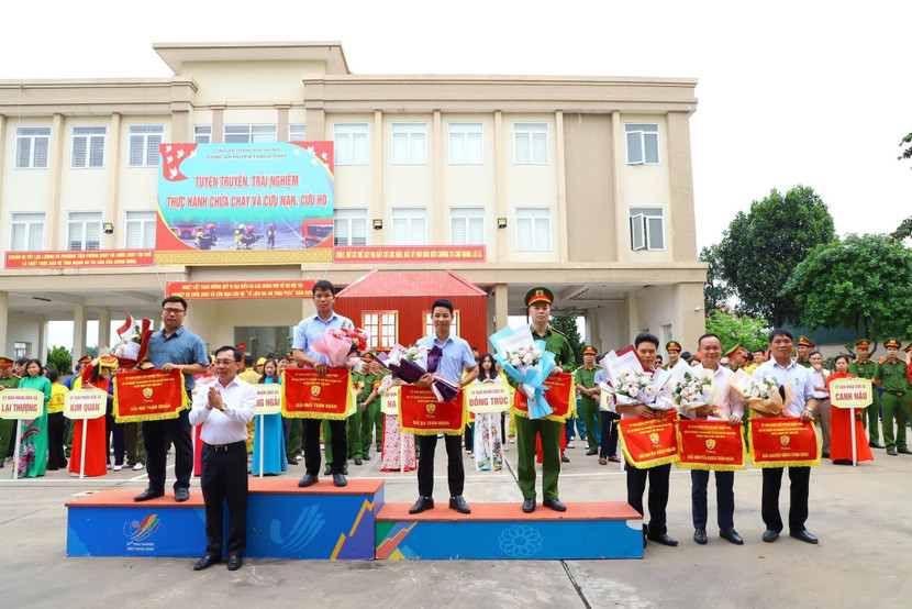 Đồng chí Chủ tịch UBND huyện trao giải cho các đội thi đạt điểm chung cuộc cao nhất Đồng chí Chủ tịch UBND huyện trao giải cho các đội thi đạt điểm chung cuộc cao nhất