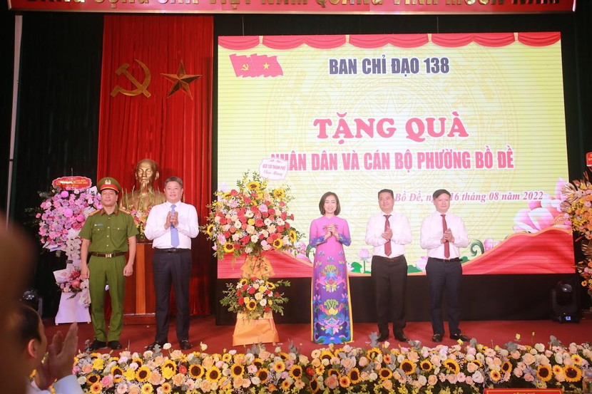 Đồng chí Nguyễn Mạnh Quyền, Phó Chủ tịch UBND thành phố Hà Nội tặng hoa chúc mừng nhân dân và cán bộ phường Bồ Đề