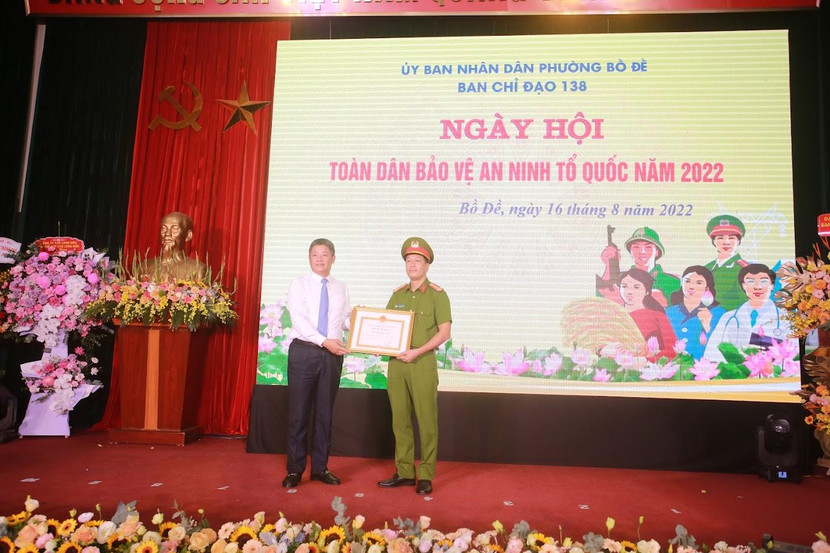 Đồng chí Nguyễn Mạnh Quyền, Phó Chủ tịch UBND thành phố Hà Nội trao Bằng khen của Chủ tịch UBND TP cho Công an phường Bồ Đề