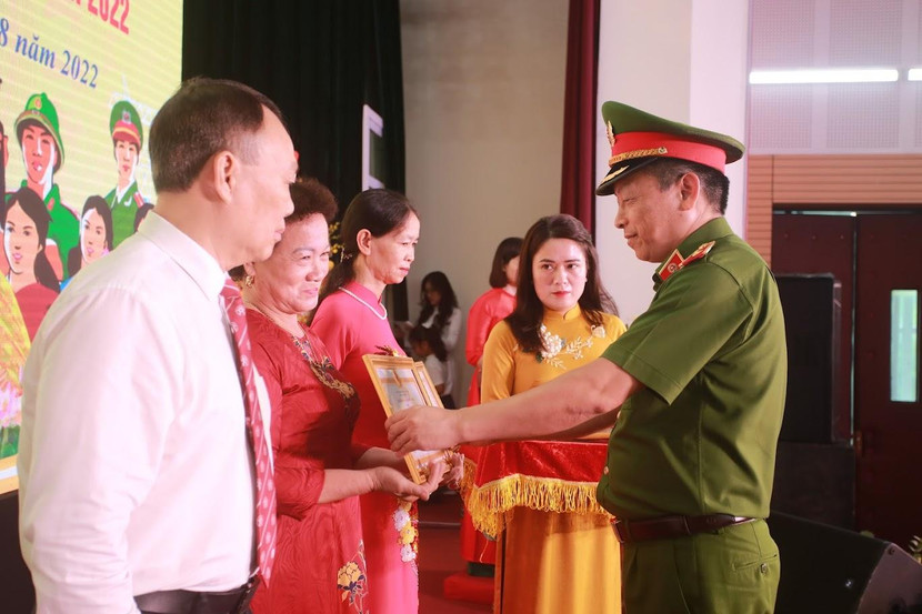 Thiếu tướng Nguyễn Hồng Ky - Phó Giám đốc CATP Hà Nội trao khen thưởng của Giám đốc CATP cho các tập thể, cá nhân