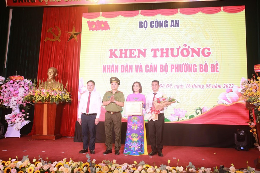 Đại tá Nguyễn Thanh Bình - Phó Cục trưởng Cục Xây dựng phong trào bảo vệ an ninh Tổ quốc trao Bằng khen của Bộ trưởng Bộ Công an cho nhân dân và chính quyền phường Bồ Đề
