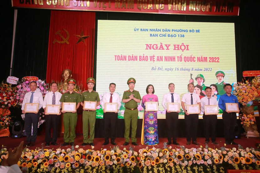 Thiếu tướng Nguyễn Hồng Ky trao khen thưởng của CATP cho các tập thể, cá nhân phường Bồ Đề