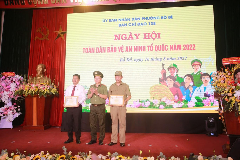 Đại tá Nguyễn Thanh Bình - Phó Cục trưởng Cục Xây dựng phong trào bảo vệ an ninh Tổ quốc trao Kỷ niệm chương Bảo vệ ANTQ của Bộ trưởng Bộ Công an cho 2 cá nhân phường Bồ Đề