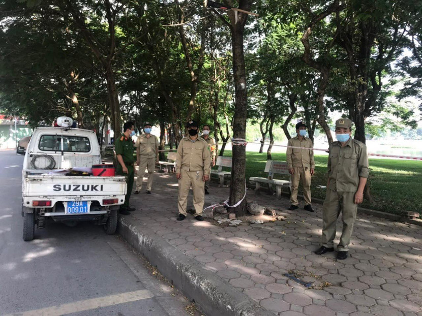 Các tổ công tác tuần tra, nhắc nhở người dân không tụ tập đông người