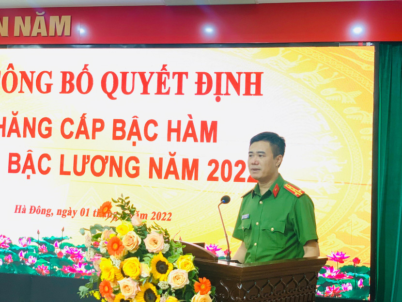 Đại tá Nguyễn Ngọc Quyền - Bí thư Đảng ủy - Trưởng Công an quận Hà Đông chúc mừng CBCS được thăng cấp bậc hàm, nâng bậc lương Đại tá Nguyễn Ngọc Quyền - Bí thư Đảng ủy - Trưởng Công an quận Hà Đông chúc mừng CBCS được thăng cấp bậc hàm, nâng bậc lương