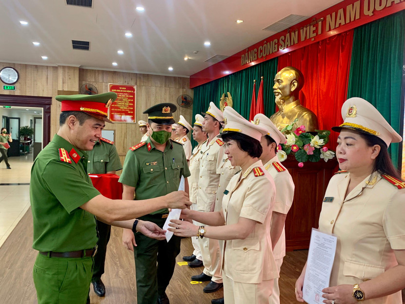 Đại tá Nguyễn Ngọc Quyền trao quyết định thăng cấp bậc hàm cho các CBCS Đại tá Nguyễn Ngọc Quyền trao quyết định thăng cấp bậc hàm cho các CBCS