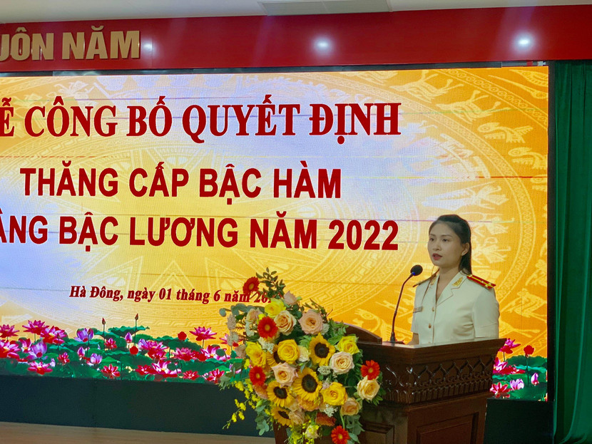 Thượng úy Đỗ Thị Nga - cán bộ Công an phường Biên Giang thay mặt cho 239 đồng chí được thăng cấp bậc hàm, nâng bậc lương năm 2022 bày tỏ quyết tâm sẽ tiếp tục học tập, tu dưỡng, rèn luyện phấn đấu vươn lên; luôn giữ vững phẩm chất người Công an Cách mạng, sẵn sàng nhận và hoàn thành xuất sắc mọi nhiệm vụ được giao Thượng úy Đỗ Thị Nga - cán bộ Công an phường Biên Giang thay mặt cho 239 đồng chí được thăng cấp bậc hàm, nâng bậc lương năm 2022 bày tỏ quyết tâm sẽ tiếp tục học tập, tu dưỡng, rèn luyện phấn đấu vươn lên; luôn giữ vững phẩm chất người Công an Cách mạng, sẵn sàng nhận và hoàn thành xuất sắc mọi nhiệm vụ được giao