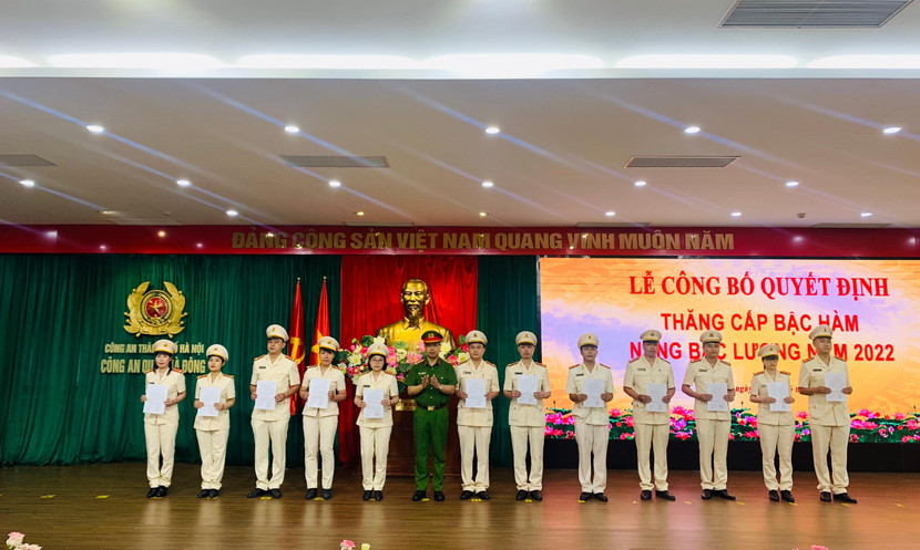Chỉ huy CAQ Hà Đông trao quyết định thăng cấp bậc hàm cho CBCS Chỉ huy CAQ Hà Đông trao quyết định thăng cấp bậc hàm cho CBCS