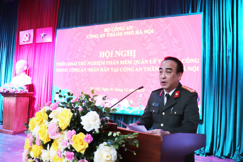 Thượng tá Văn Việt Anh - Phó Trưởng phòng Hậu cần, CATP phát biểu tại hội nghị Thượng tá Văn Việt Anh - Phó Trưởng phòng Hậu cần, CATP phát biểu tại hội nghị