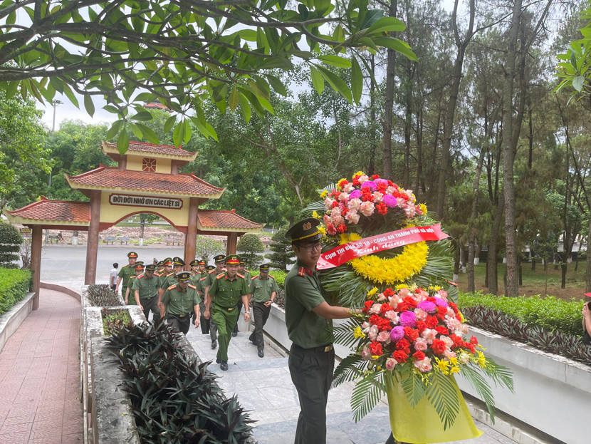 Cụm thi đua số 10 CATP Hà Nội tổ chức hành trình về nguồn ý nghĩa