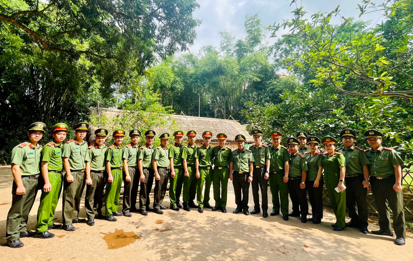 Đoàn công tác chụp ảnh lưu niệm