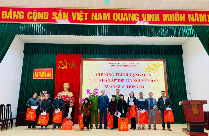 Công an xã Thanh Văn chia sẻ với những mảnh đời khó khăn