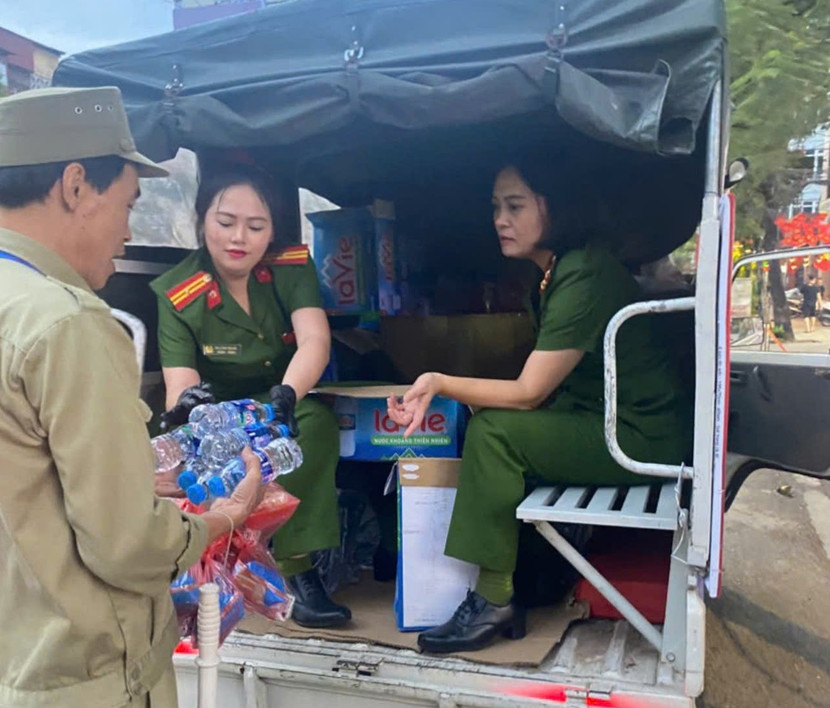 Những suất ăn, chai nước mát được trao tận tay lực lượng đang "bám đường" căng mình làm nhiệm vụ