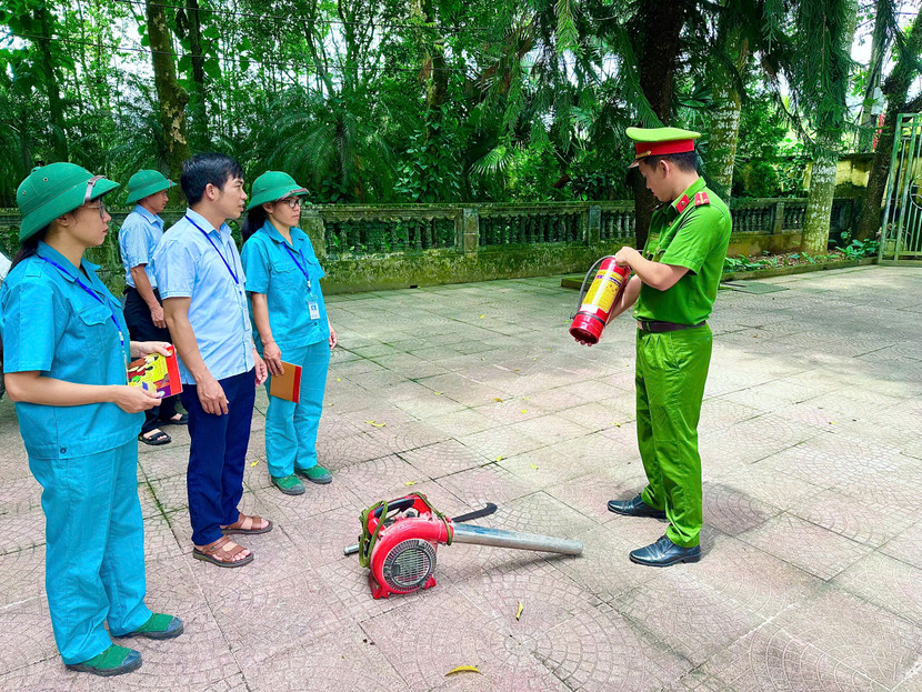 Tuyên truyền viên hướng dẫn bảo quản và sử dụng phương tiện PCCC tại chỗ cho cán bộ nhân viên Trạm bảo vệ rừng Mỹ Đức Tuyên truyền viên hướng dẫn bảo quản và sử dụng phương tiện PCCC tại chỗ cho cán bộ nhân viên Trạm bảo vệ rừng Mỹ Đức