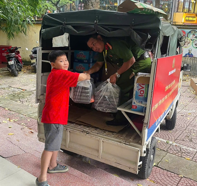 Những em nhỏ, con em cán bộ chiến sỹ phấn khởi, hào hứng góp một phần nhỏ bé để bố mẹ hoàn thành xuất sắc nhiệm vụ đảm bảo an ninh trật tự