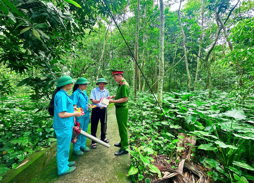 Phát tờ rơi, sổ tay trong công tác PCCC rừng đến các lực lượng và hộ nhận khoán bảo vệ rừng. Phát tờ rơi, sổ tay trong công tác PCCC rừng đến các lực lượng và hộ nhận khoán bảo vệ rừng.