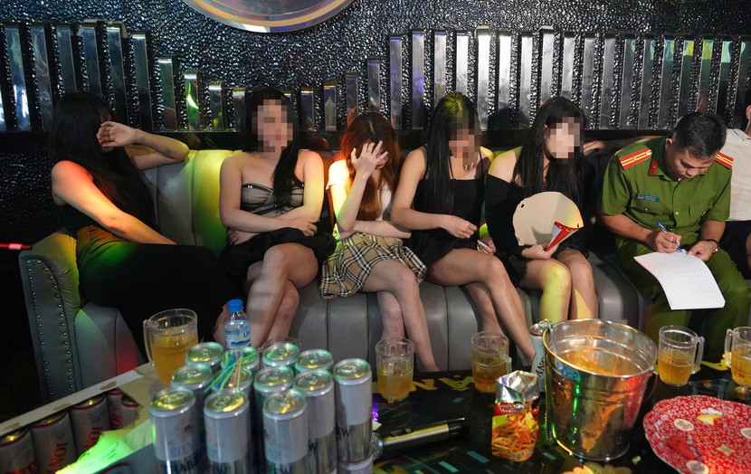 Cơ sở kinh doanh karaoke này "bao nuôi" 38 nhân viên nữ phục vụ khách Cơ sở kinh doanh karaoke này "bao nuôi" 38 nhân viên nữ phục vụ khách