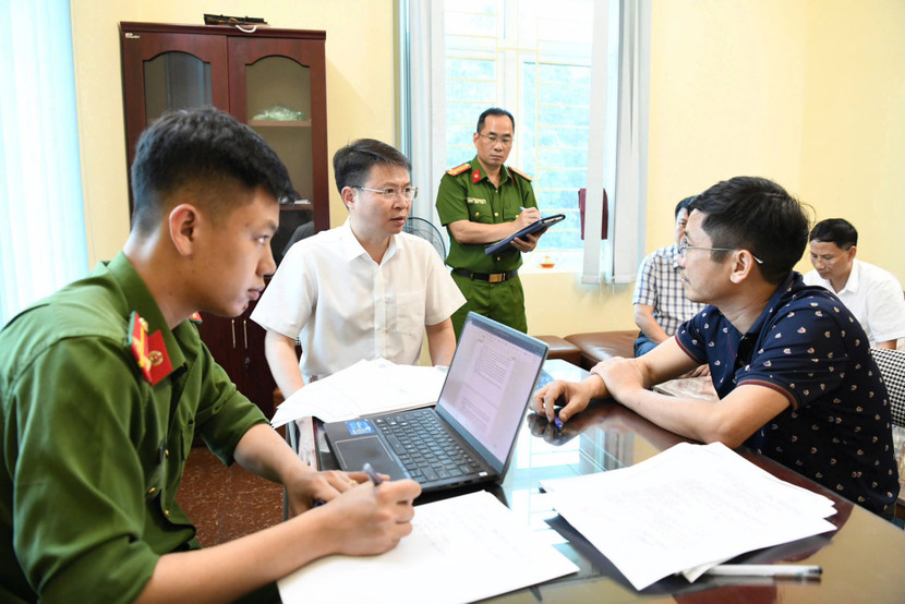 Thiếu tướng Nguyễn Minh Tuấn, Giám đốc Công an tỉnh Phú Thọ trực tiếp lấy lời khai đối tượng liên quan để làm rõ hành vi sản xuất, buôn bán thuốc giả. Thiếu tướng Nguyễn Minh Tuấn, Giám đốc Công an tỉnh Phú Thọ trực tiếp lấy lời khai đối tượng liên quan để làm rõ hành vi sản xuất, buôn bán thuốc giả.