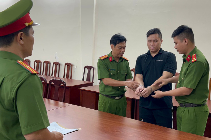 Cơ quan điều tra tống đạt các quyết định, lệnh đối với đối tượng mua bán người Cơ quan điều tra tống đạt các quyết định, lệnh đối với đối tượng mua bán người