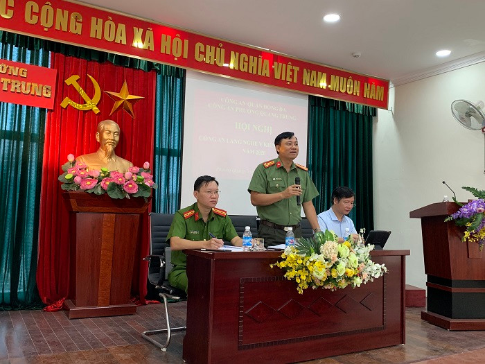 Thượng tá Nguyễn Tiến Đạt, Phó Trưởng Công an quận Đống Đa chủ trì hội nghị lắng nghe ý kiến nhân dân phường Quang Trung