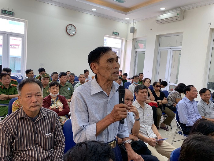 Ông Trần Minh Lương (khu dân cư số 6) nêu nhiều ý kiến đóng góp cho Công an phường
