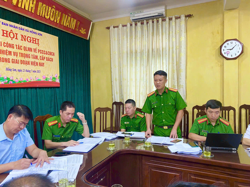 Thiếu tá Nguyễn Trưởng Thành - Phó Đội trưởng Đội CC&amp;CNCH khu vực số 35 đã hướng dẫn các nội dung cụ thể