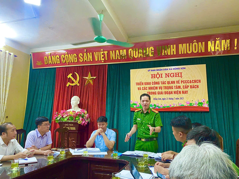 Thượng tá Ngô Văn Anh - Phó trưởng Phòng Cảnh sát PCCC và CNCH trao đổi về vai trò trách nhiệm của UBND cấp xã và việc thực hiện công tác quản lý Nhà nước về PCCC và CNCH theo phân công, phân cấp của UBND cấp xã tại Hội nghị triển khai của xã Hồng Sơn.