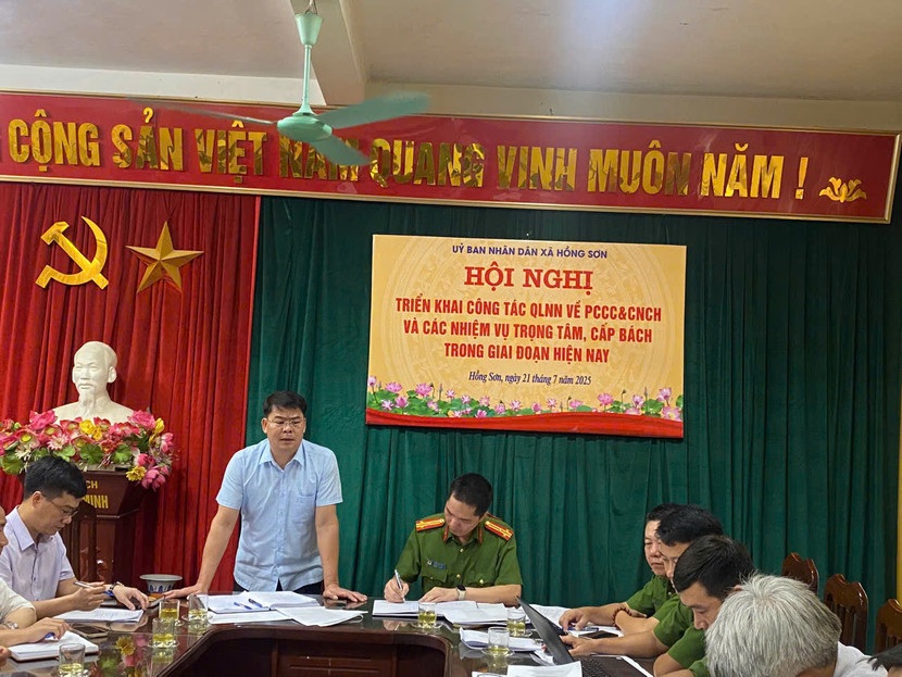 Ông Đặng Minh Đức - Phó Chủ tịch UBND xã Hồng Sơn phát biểu ý kiến và triển khai một số nhiệm vụ cho Công an xã, các phòng, ban, chuyên môn của xã.