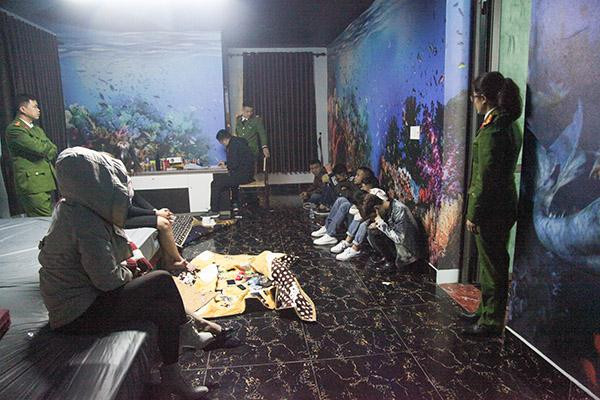 Nhóm thanh niên sử dụng ma túy trong nhà nghỉ Nhóm thanh niên sử dụng ma túy trong nhà nghỉ