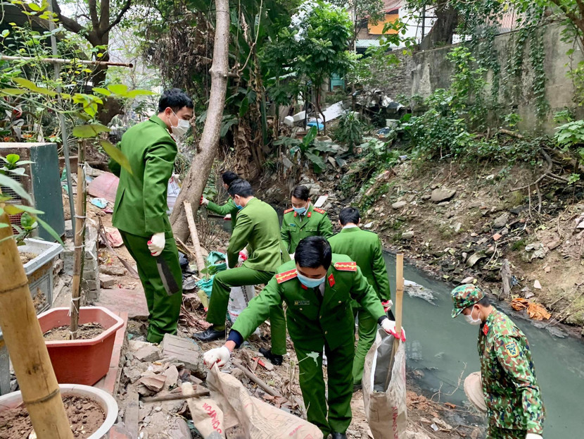 CBCS phường Vĩnh Phúc cùng người dân làm sạch môi trường