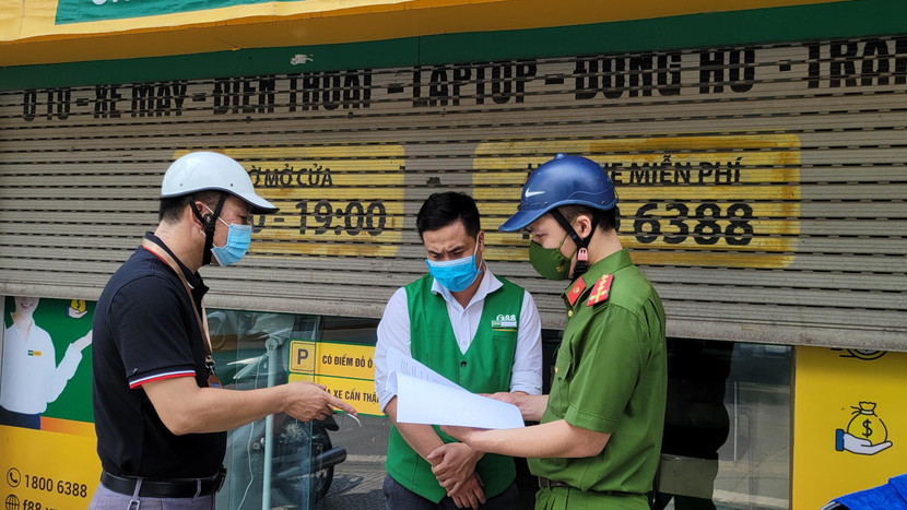 Công an quận Đống Đa tuyên truyền vận động người dân chấp hành chỉ thị 17 của thành phố Công an quận Đống Đa tuyên truyền vận động người dân chấp hành chỉ thị 17 của thành phố