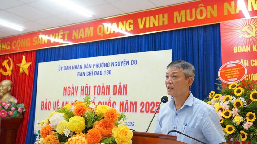 Đồng chí Nghiêm Hải Thịnh - Phó Chủ tịch UBND phường Nguyễn Du báo cáo kết quả công tác xây dựng phong trào toàn dân bảo vệ an ninh Tổ quốc Đồng chí Nghiêm Hải Thịnh - Phó Chủ tịch UBND phường Nguyễn Du báo cáo kết quả công tác xây dựng phong trào toàn dân bảo vệ an ninh Tổ quốc