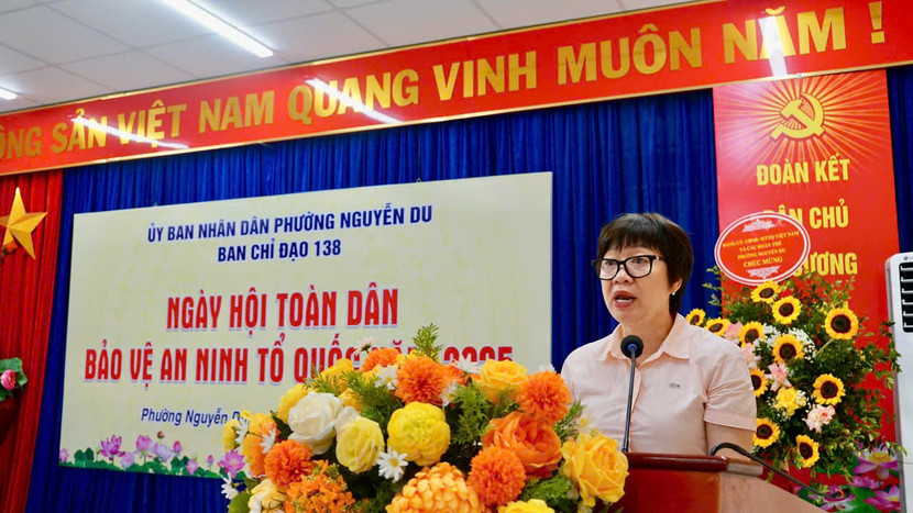 Đồng chí Lê Khánh Giang - Chủ tịch UBND phường Nguyễn Du trình bày diễn văn về "Ngày hội toàn dân bảo vệ an ninh Tổ quốc" Đồng chí Lê Khánh Giang - Chủ tịch UBND phường Nguyễn Du trình bày diễn văn về "Ngày hội toàn dân bảo vệ an ninh Tổ quốc"