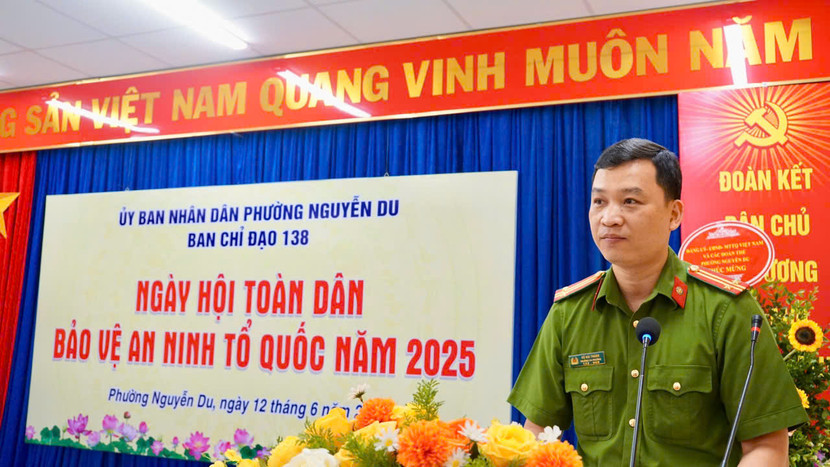 Trung tá Vũ Hải Thành - Trưởng Công an phường Nguyễn Du trình bày diễn văn khai mạc hội nghị Trung tá Vũ Hải Thành - Trưởng Công an phường Nguyễn Du trình bày diễn văn khai mạc hội nghị