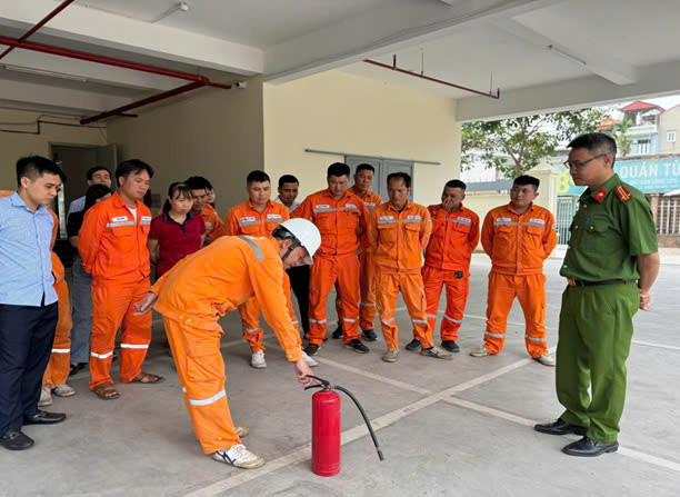 Các học viên được hướng dẫn sử dụng các phương tiện, hệ thống được trang bị tại cơ sở Các học viên được hướng dẫn sử dụng các phương tiện, hệ thống được trang bị tại cơ sở