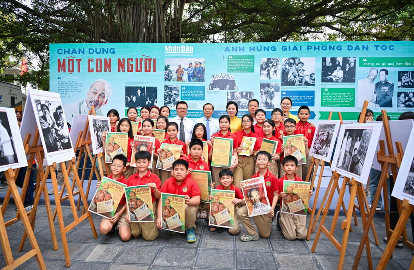 Báo Nhân Dân dành tặng bạn đọc hai trang phụ san đặc biệt có hình ảnh Bác Hồ đọc báo Nhân Dân Báo Nhân Dân dành tặng bạn đọc hai trang phụ san đặc biệt có hình ảnh Bác Hồ đọc báo Nhân Dân