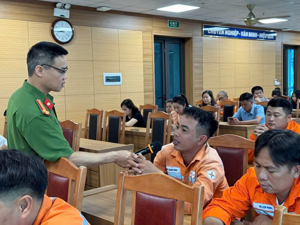 Trao đổi những kiến thức về PCCC&CNCH với nhân viên công ty điện lực Trao đổi những kiến thức về PCCC&CNCH với nhân viên công ty điện lực