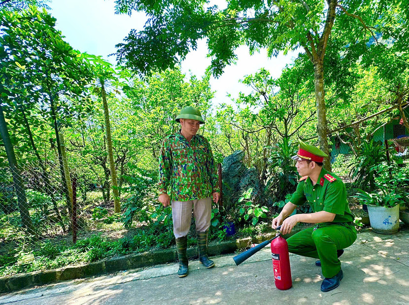 Tuyên truyền viên hướng dẫn các kiến thức, kỹ năng sử dụng bình chữa cháy xách tay đối với hộ gia đình nhận khoán bảo vệ rừng