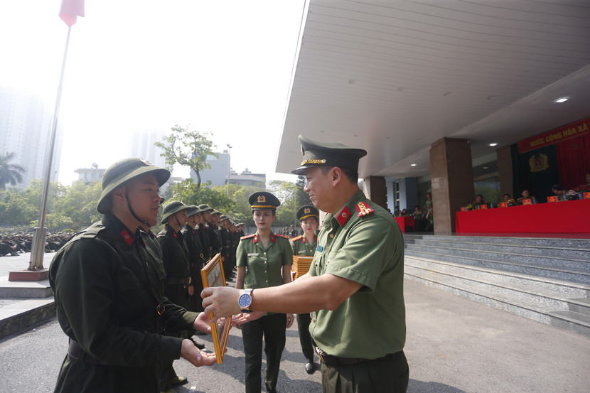 Đại tá Phạm Thanh Hùng trao giấy khen tặng các chiến sĩ có thành tích xuất sắc trong công tác huấn luyện và học tập Đại tá Phạm Thanh Hùng trao giấy khen tặng các chiến sĩ có thành tích xuất sắc trong công tác huấn luyện và học tập