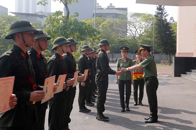 Thượng tá Nguyễn Ngọc Xê, Giám đốc Trung tâm Huấn luyện và Bồi dưỡng nghiệp vụ CATP Hà Nội trao Chứng chỉ hoàn thành chương trình huấn luyện Thượng tá Nguyễn Ngọc Xê, Giám đốc Trung tâm Huấn luyện và Bồi dưỡng nghiệp vụ CATP Hà Nội trao Chứng chỉ hoàn thành chương trình huấn luyện