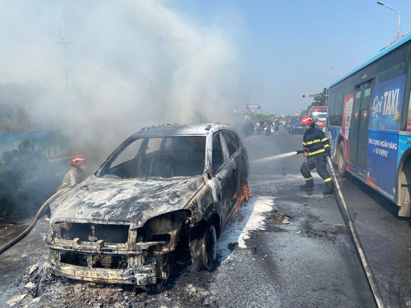 Chiếc xe bị cháy ở quốc lộ 32 Chiếc xe bị cháy ở quốc lộ 32